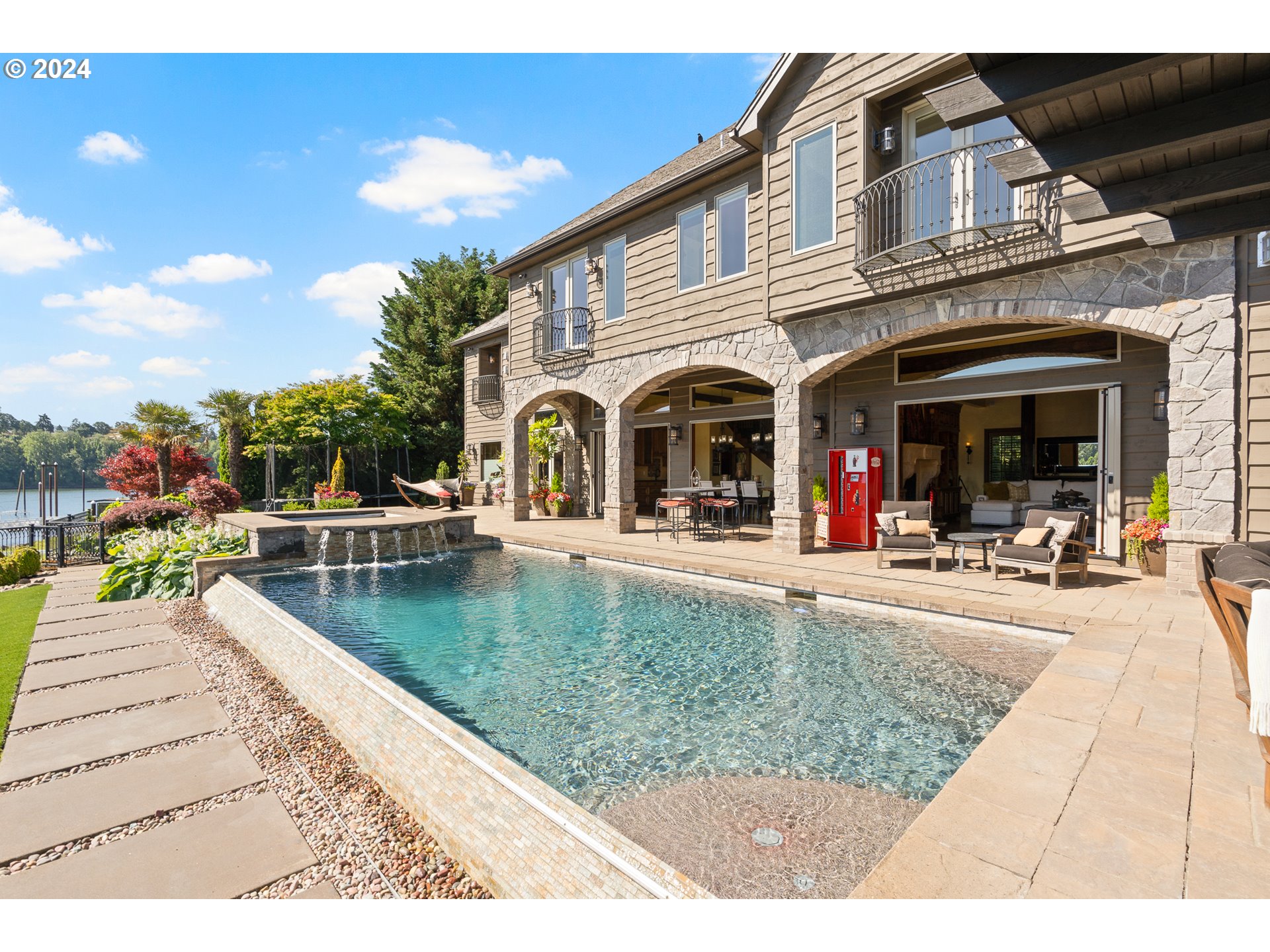 12780 South Fielding Road Lake Oswego, OR 97034 - Photo 42 of 48 a view of a building with sitting area