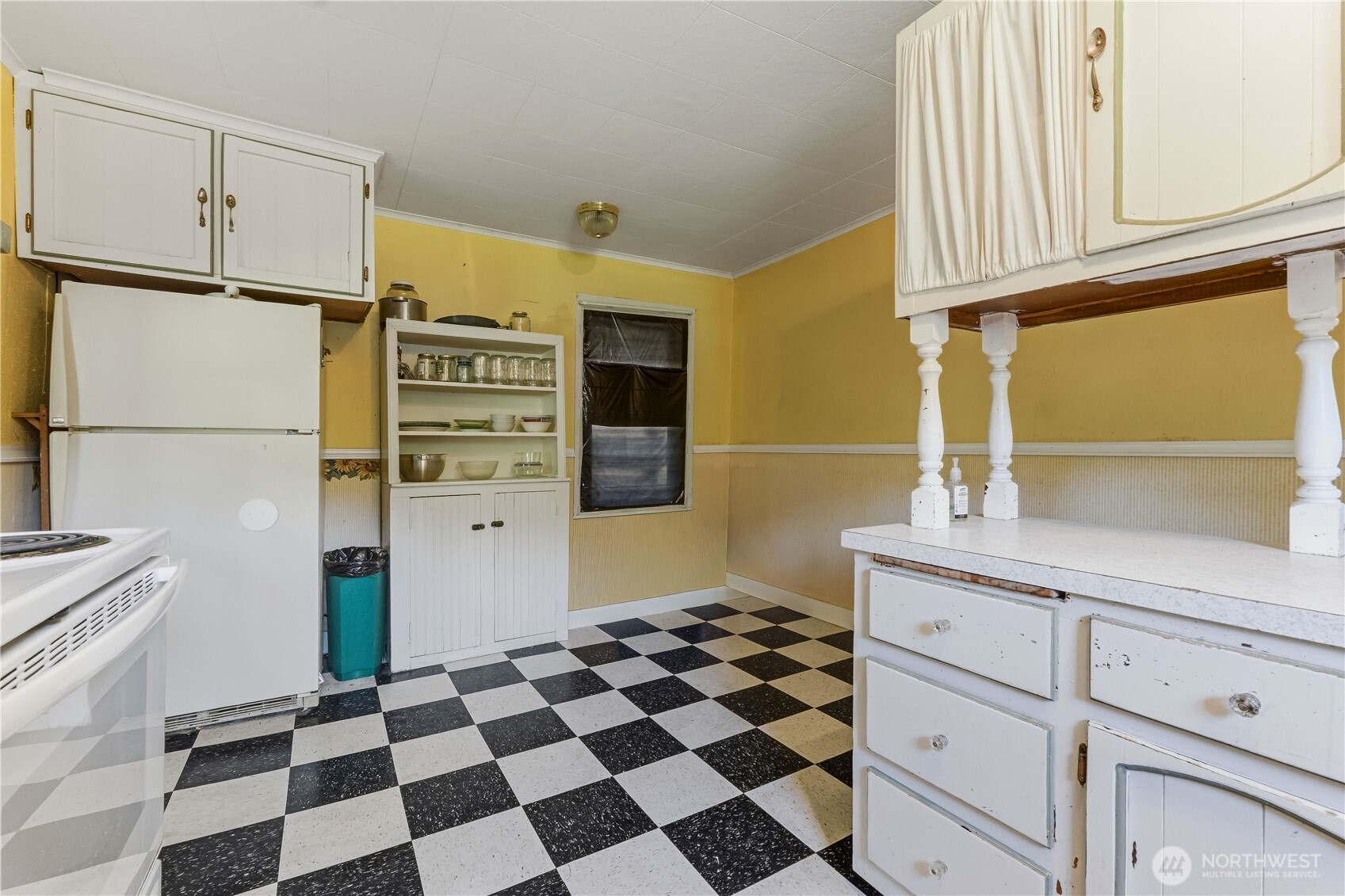 5601 Airport Road Cashmere, WA 98815 - Photo 22 of 36 a kitchen with a checkered floor and a stove top oven