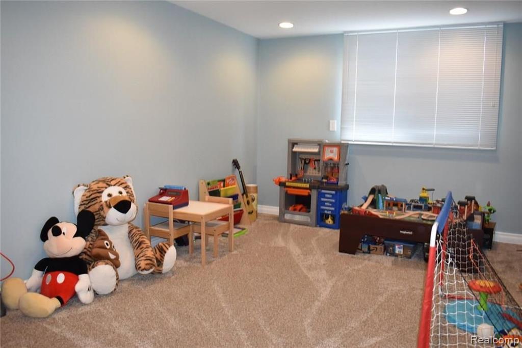 31035 Carriage Hill Road Farmington Hills, MI 48331 - Photo 24 of 32