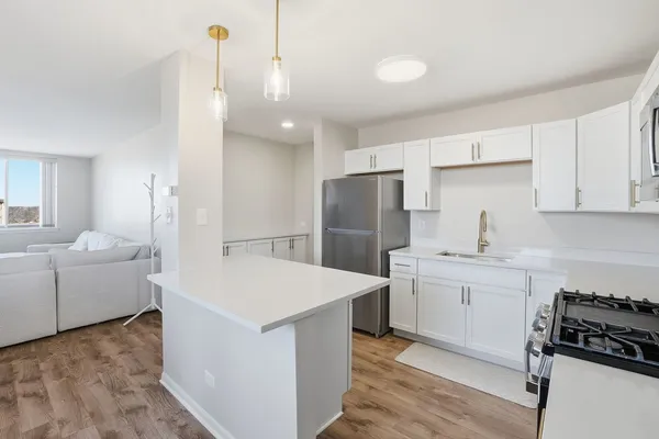 $175,000 | 9740 South Pulaski Road, Unit 605, Oak Lawn, IL 60453