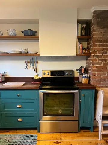 a picture of table and chair