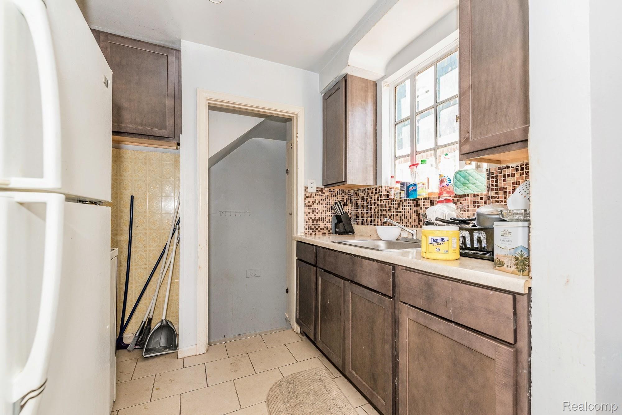 6870 Rutland Street Detroit, MI 48228 - Photo 5 of 18 DSC_0013-2.jpg
