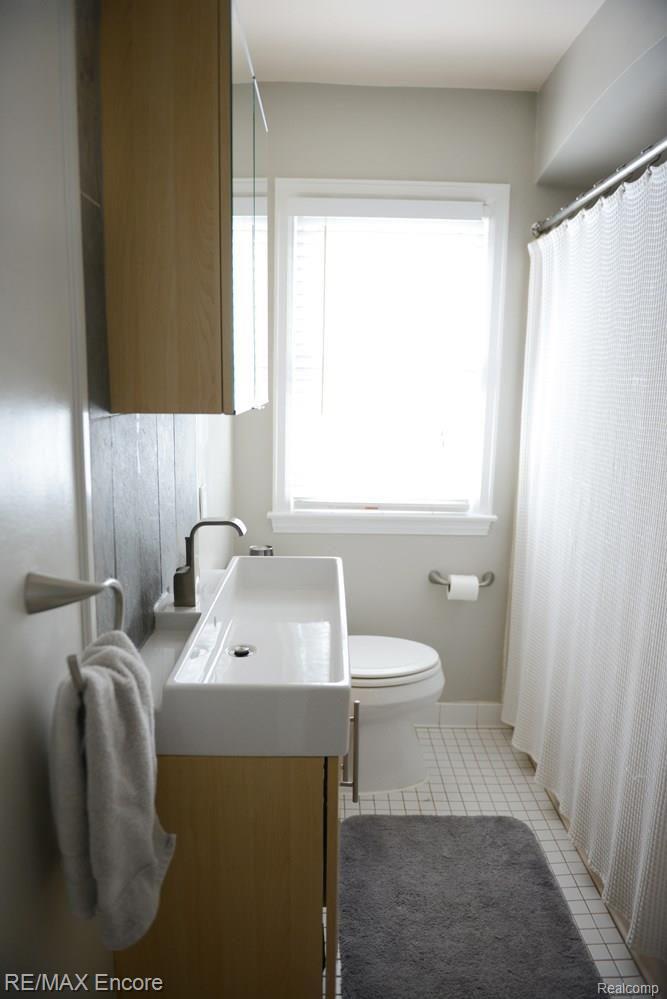 2186 Columbia Road Berkley, MI 48072 - Photo 9 of 25 Updated bathroom !
