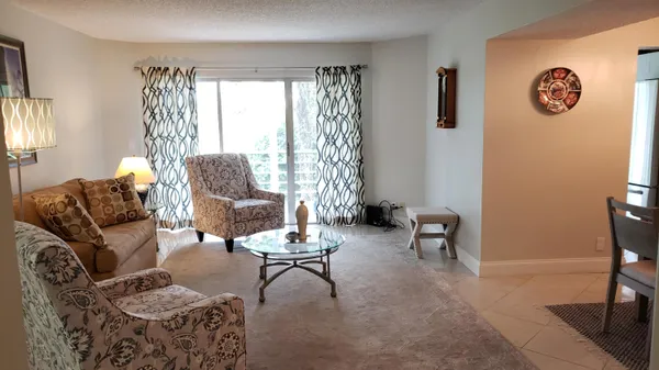 $2,000 | 3755 Via Poinciana, Unit 304, Lake Worth, FL 33467