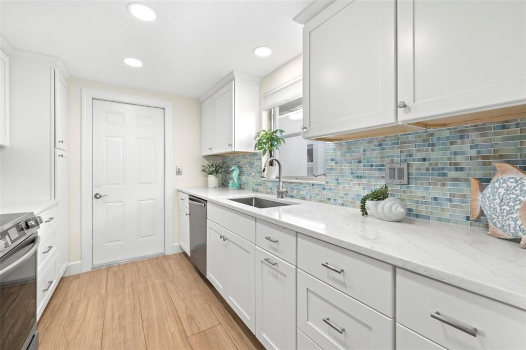 237 Hour Glass Way, Unit V6 Sarasota, FL 34242 - Photo 5 of 38