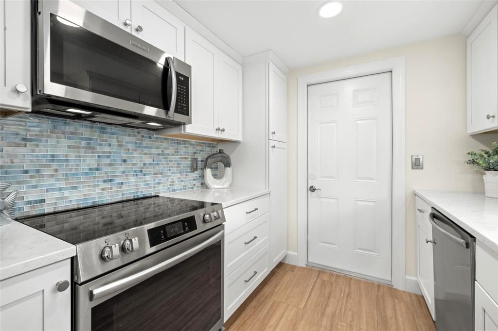 237 Hour Glass Way, Unit V6 Sarasota, FL 34242 - Photo 7 of 38