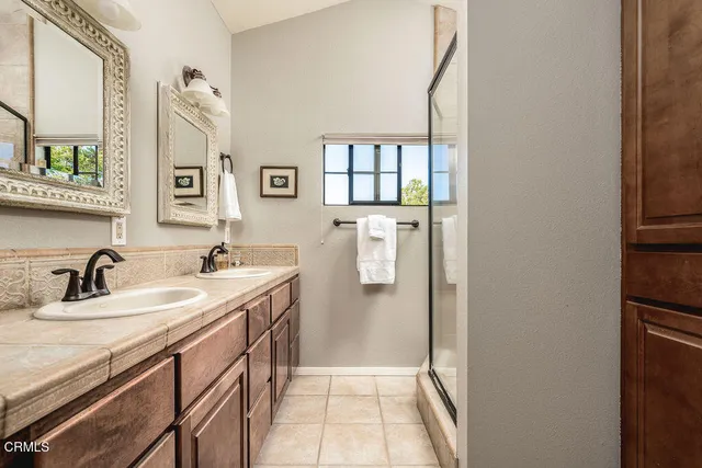 a view of a livingroom with furniture and a ceiling fan