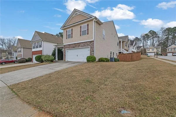 a street view with residential house