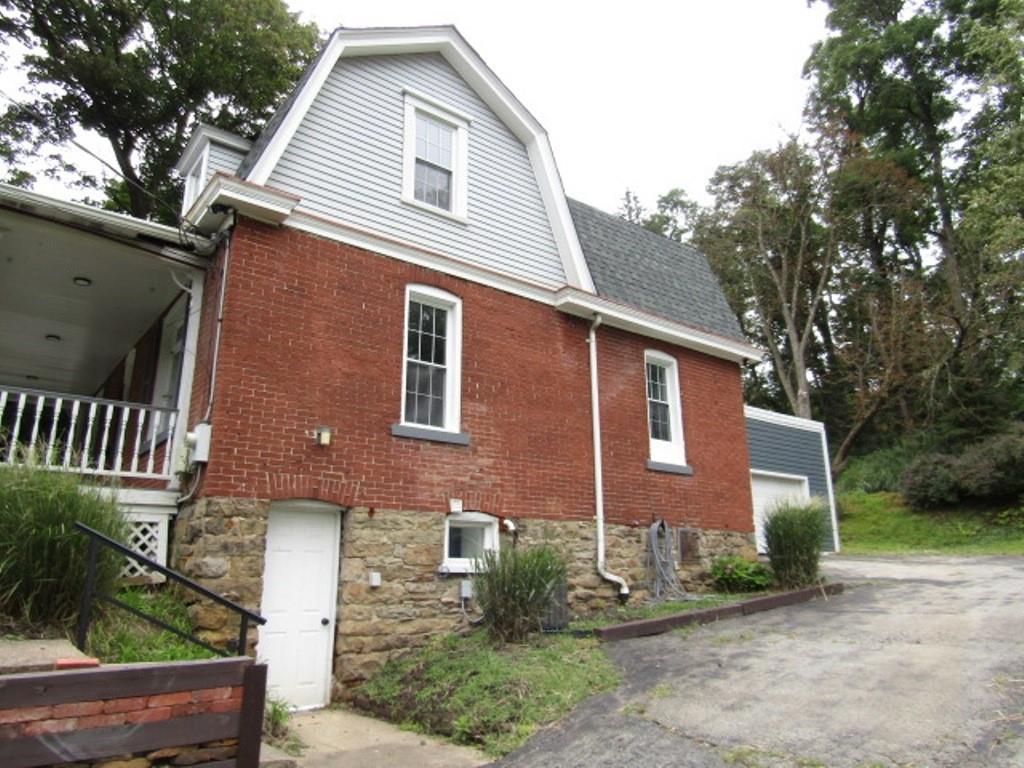 686 Filmore Road Pittsburgh, PA 15221 - Photo 3 of 29 Gallery Image 3