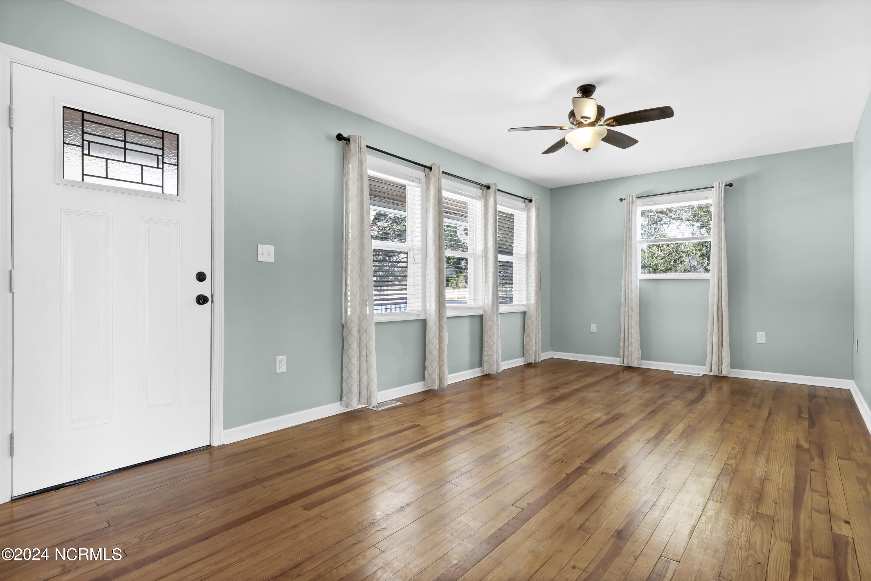 2264 Sloop Point Road Hampstead, NC 28443 - Photo 10 of 34 Living Room
