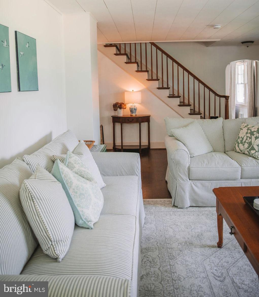 12242 Harpers Ferry Road Purcellville, VA 20132 - Photo 18 of 49 a living room with furniture