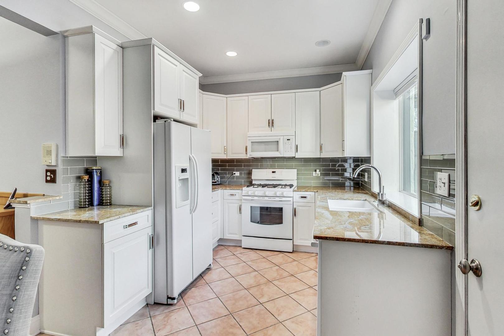 4332 North Kenmore Avenue Chicago, IL 60613 - Photo 9 of 32