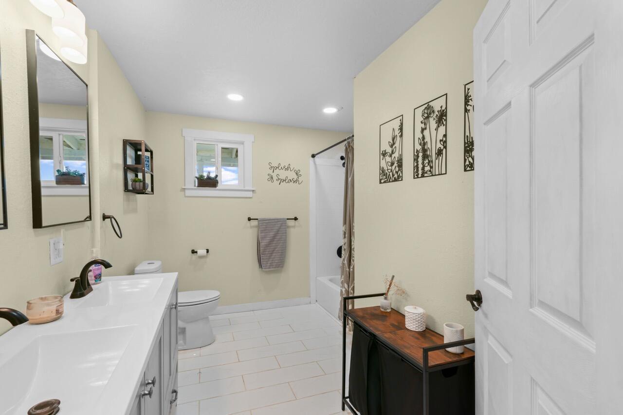 380 Greenleaf Drive Eagle Point, OR 97524 - Photo 27 of 31 a bathroom with a tub sink and mirror