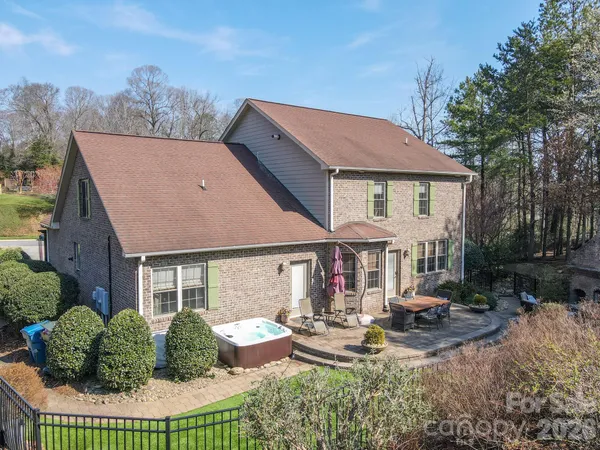 $998,000 | 4852 Brookridge Drive Northeast, Hickory, NC 28601