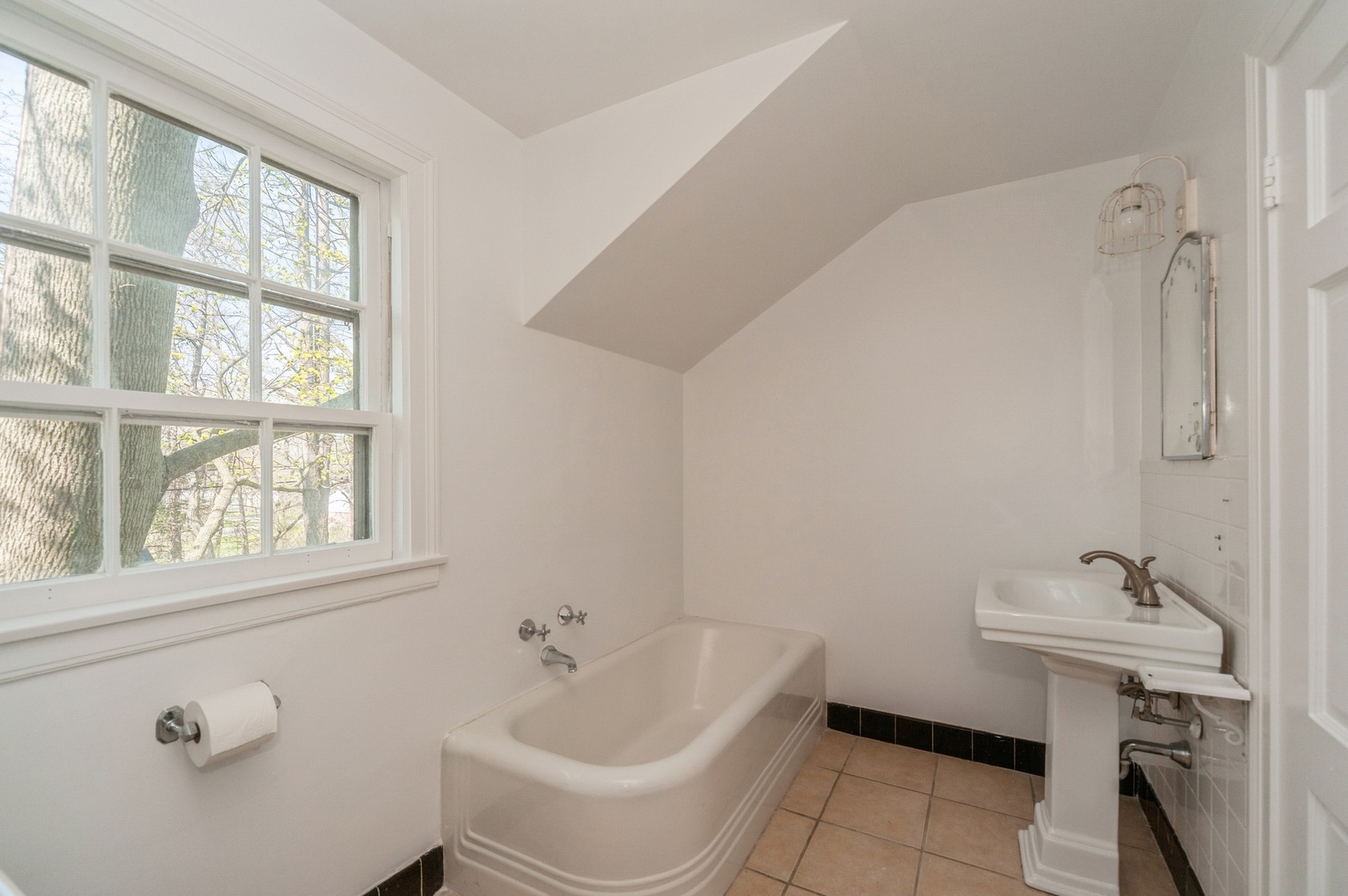 872 Green Bay Road Highland Park, IL 60035 - Photo 20 of 30 a bathroom with a sink and a bathtub