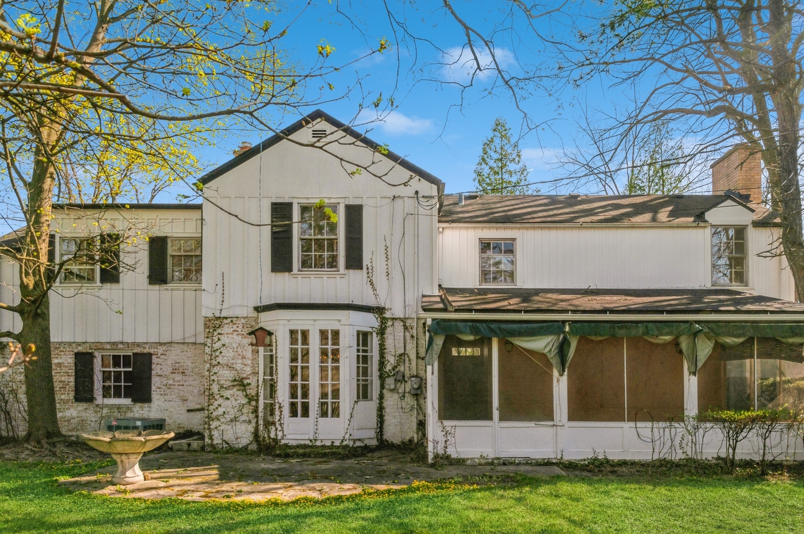 872 Green Bay Road Highland Park, IL 60035 - Photo 25 of 30 a front view of a house with a yard