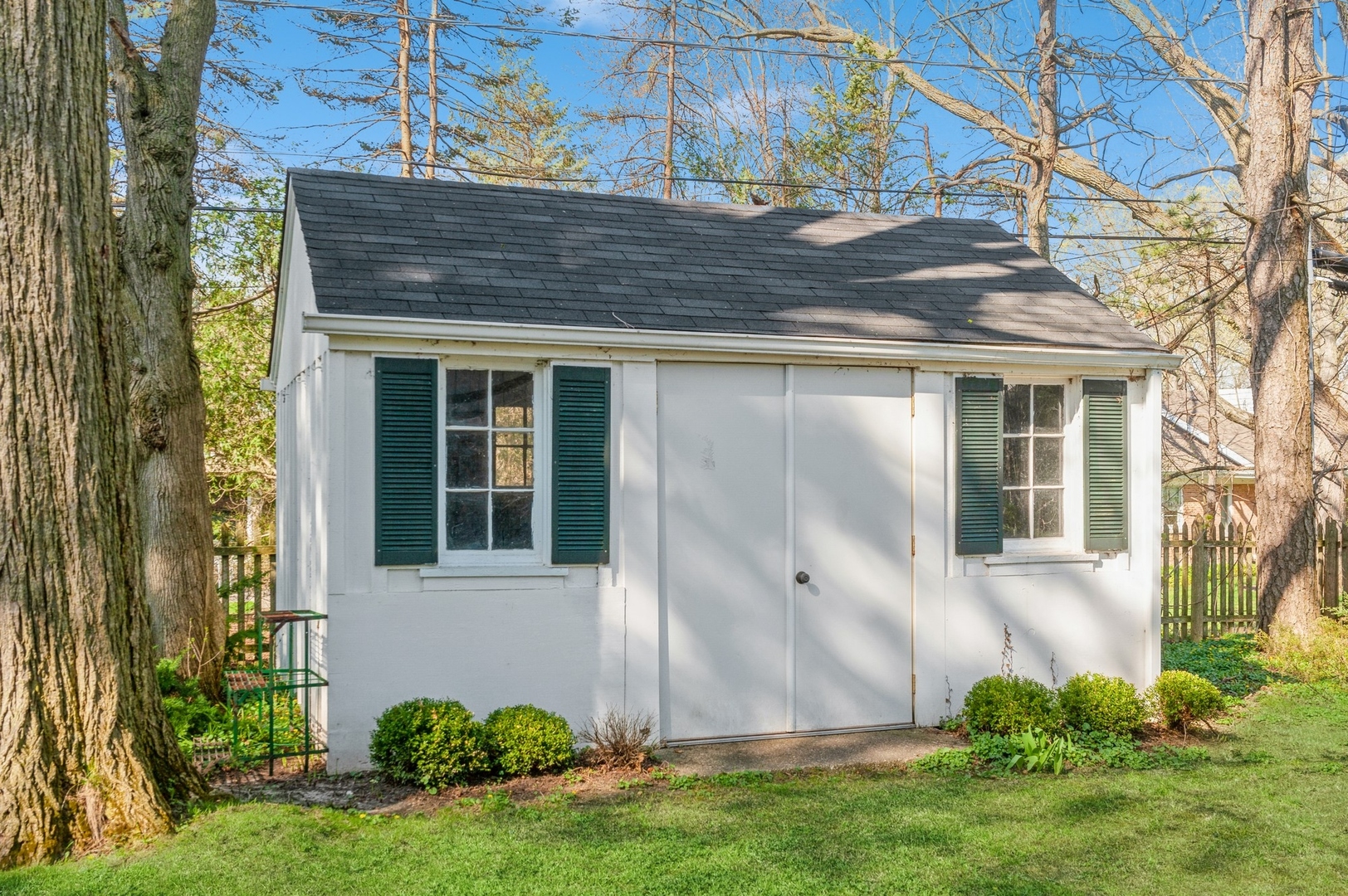 872 Green Bay Road Highland Park, IL 60035 - Photo 26 of 30 a front view of a house with garden