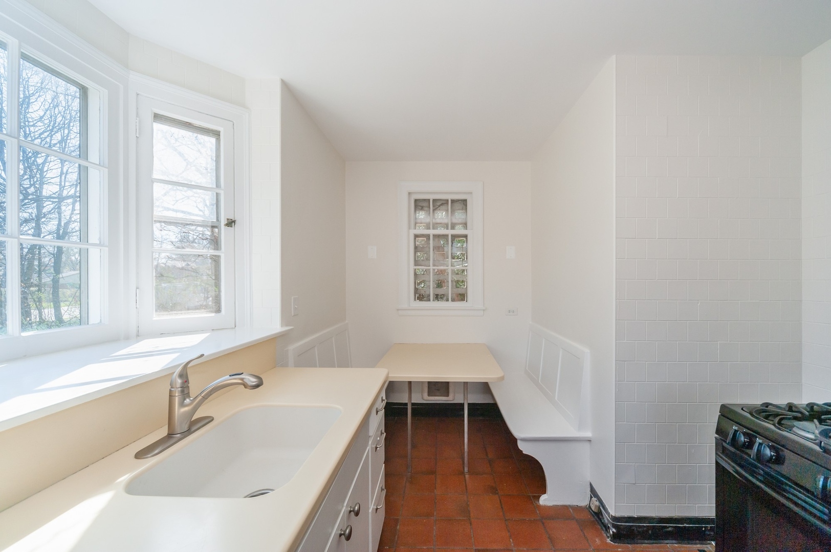 872 Green Bay Road Highland Park, IL 60035 - Photo 8 of 30 a bathroom with a tub sink and a window