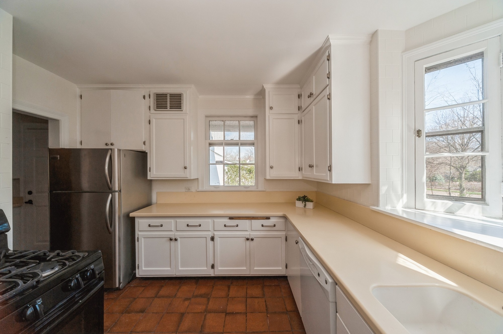 872 Green Bay Road Highland Park, IL 60035 - Photo 9 of 30 a kitchen with a refrigerator stove and sink