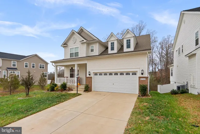 a picture of a wall with a white wall