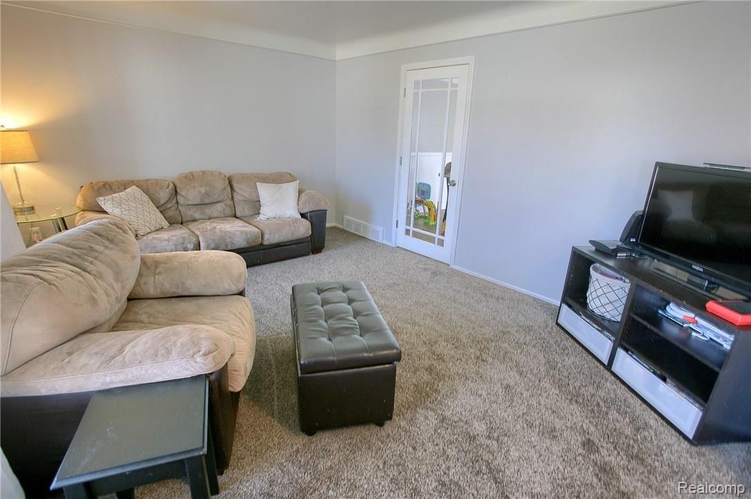 15006 Stephens Road Eastpointe, MI 48021 - Photo 5 of 25 Great_Room_2nd_View.jpg