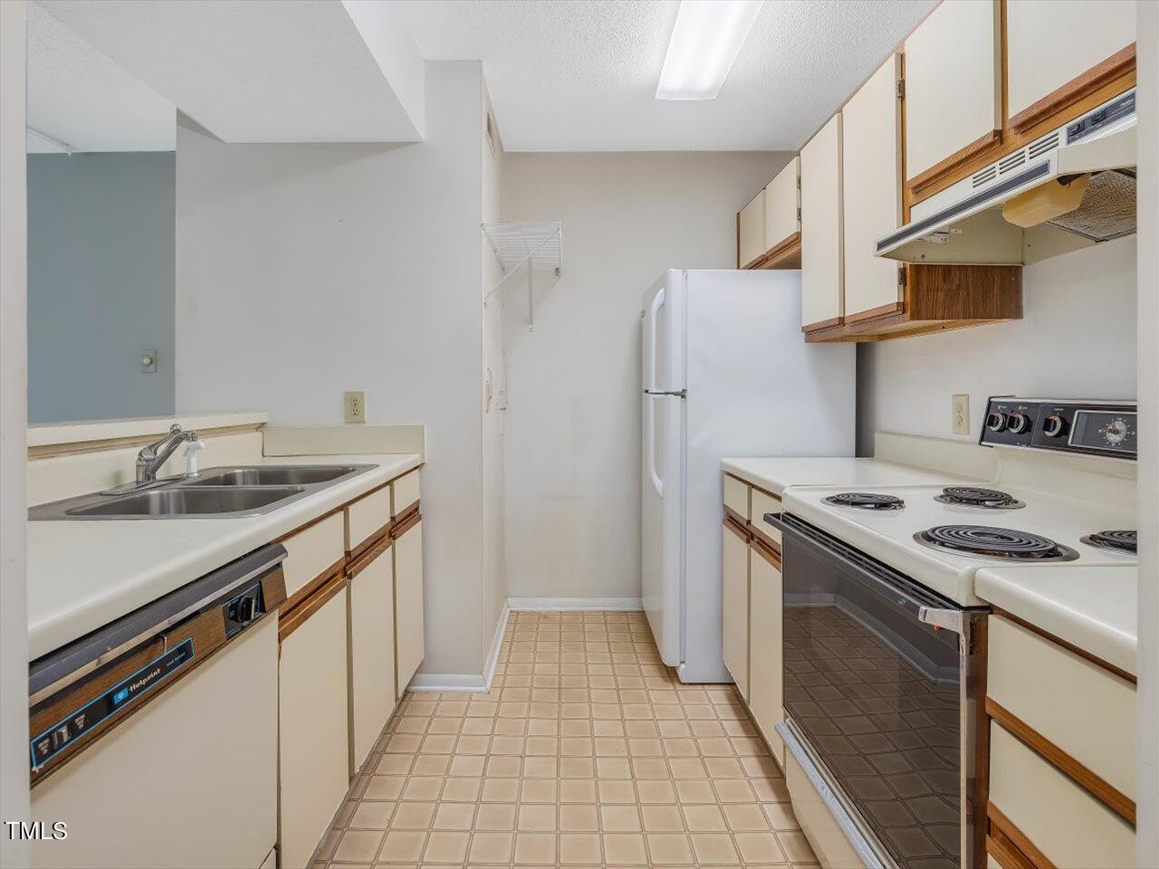 3704 Chimney Ridge Place, Unit 107 Durham, NC 27713 - Photo 4 of 9 15-Kitchen