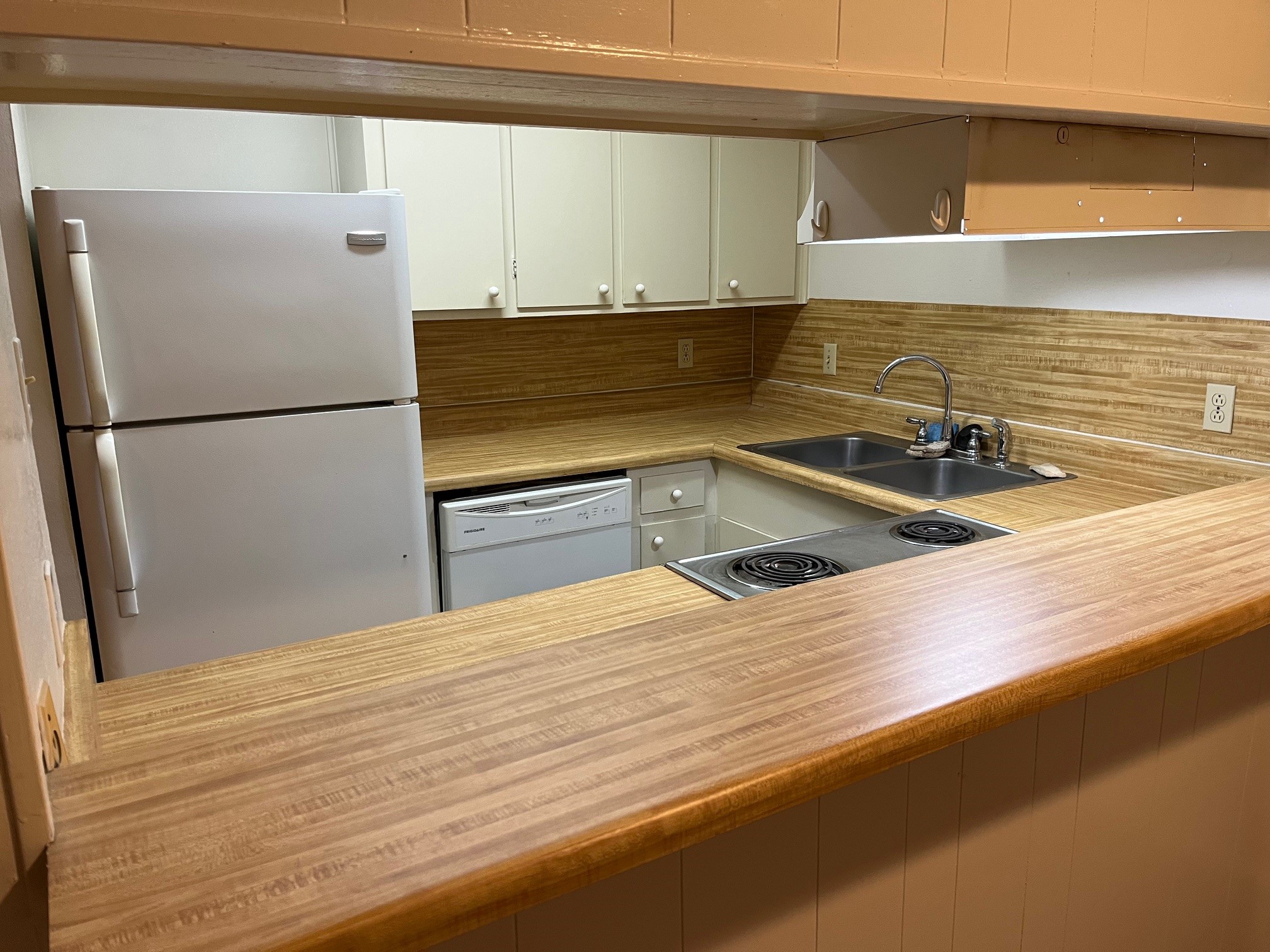 3938 West Alabama Street, Unit 12 Houston, TX 77027 - Photo 14 of 25 Wide kitchen view highlighting breakfast bar & efficient layout.