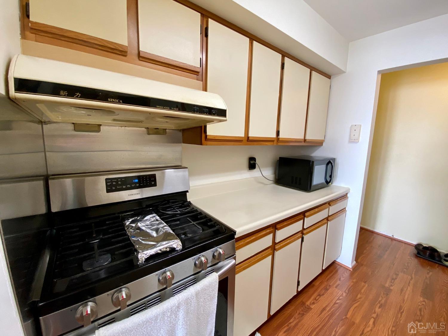 51 Boulder Drive Edison, NJ 08817 - Photo 8 of 24 a stove top oven sitting inside of a kitchen