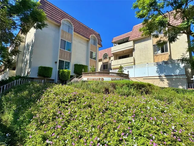 $2,735 | 5625 North Sumner Way, Unit 212, Culver City, CA 90230