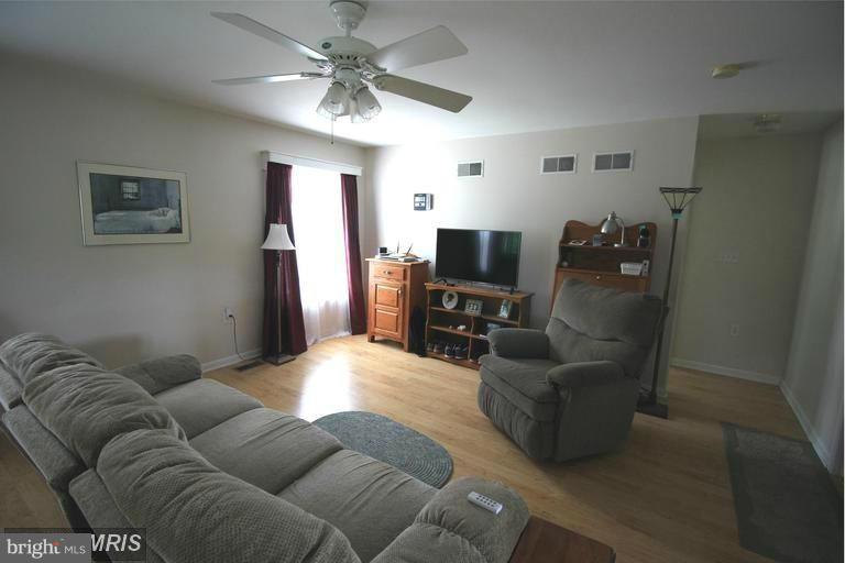 450 Ridge View Drive Berkeley Springs, WV 25411 - Photo 8 of 23 Living Room