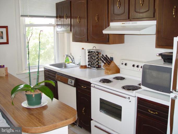 2129 N Street Northwest Washington, DC 20037 - Photo 9 of 14 Apartment Kitchen