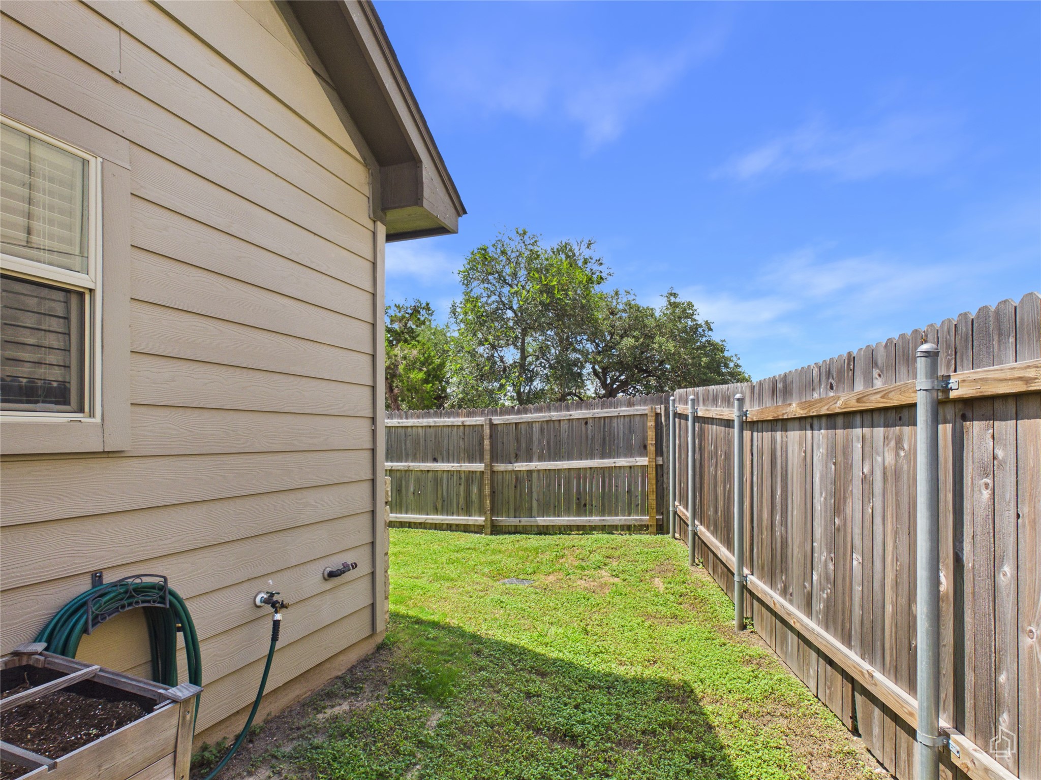 9310 Tanager Way Austin, TX 78748 - Photo 25 of 32 A well-maintained side yard with secure privacy fencing and ample green space.