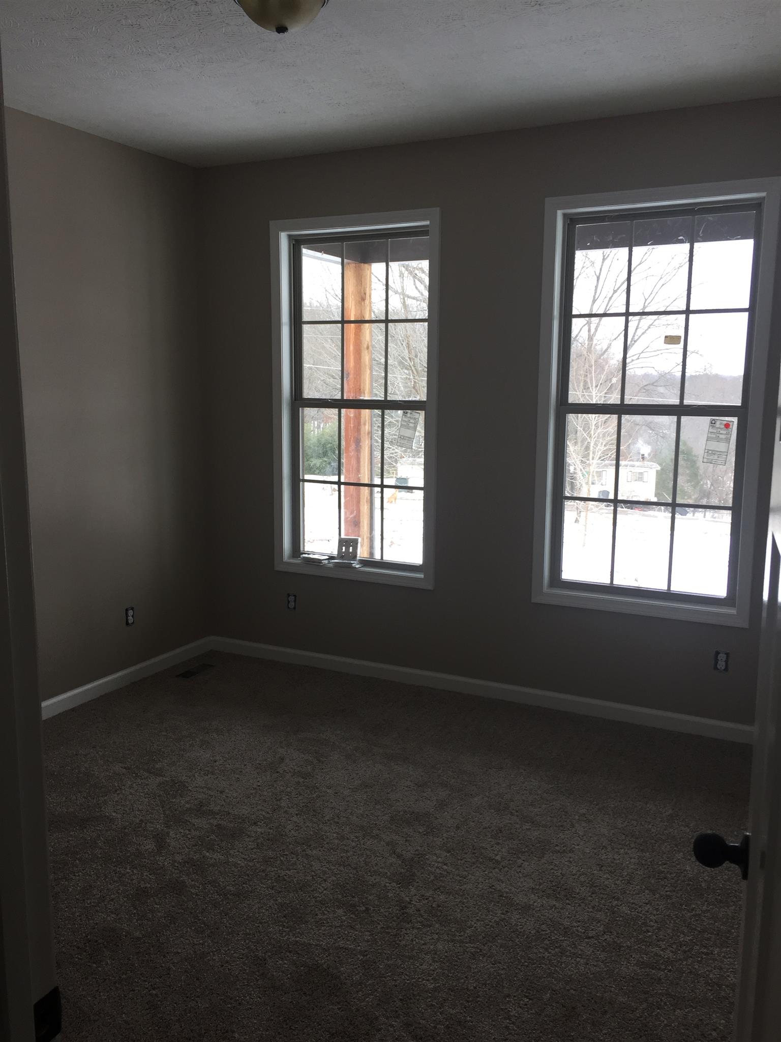 385 South Ray Road Portland, TN 37148 - Photo 7 of 8 an empty room with a window