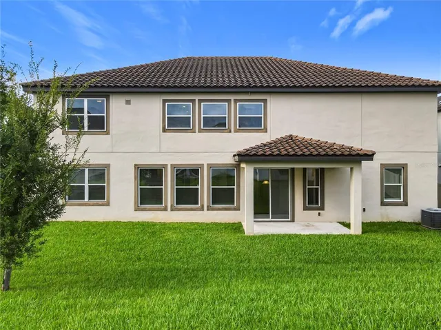 a view of a house with a yard