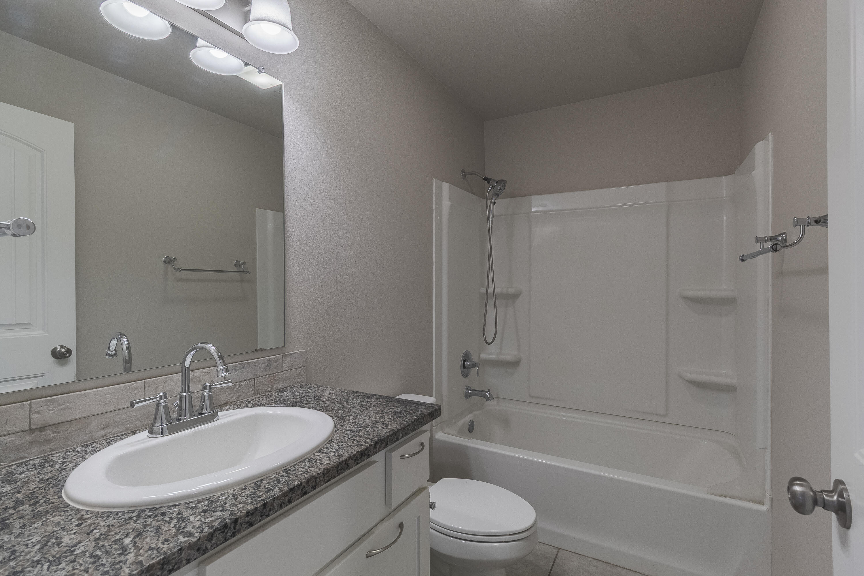 13308 Vernon Avenue Lubbock, TX 79423 - Photo 17 of 24 HallBath