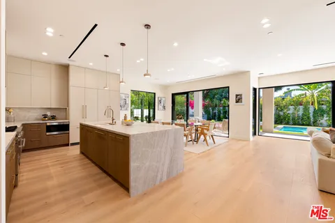 $2,400,000 | 17811 Collins Street, Encino, CA 91316