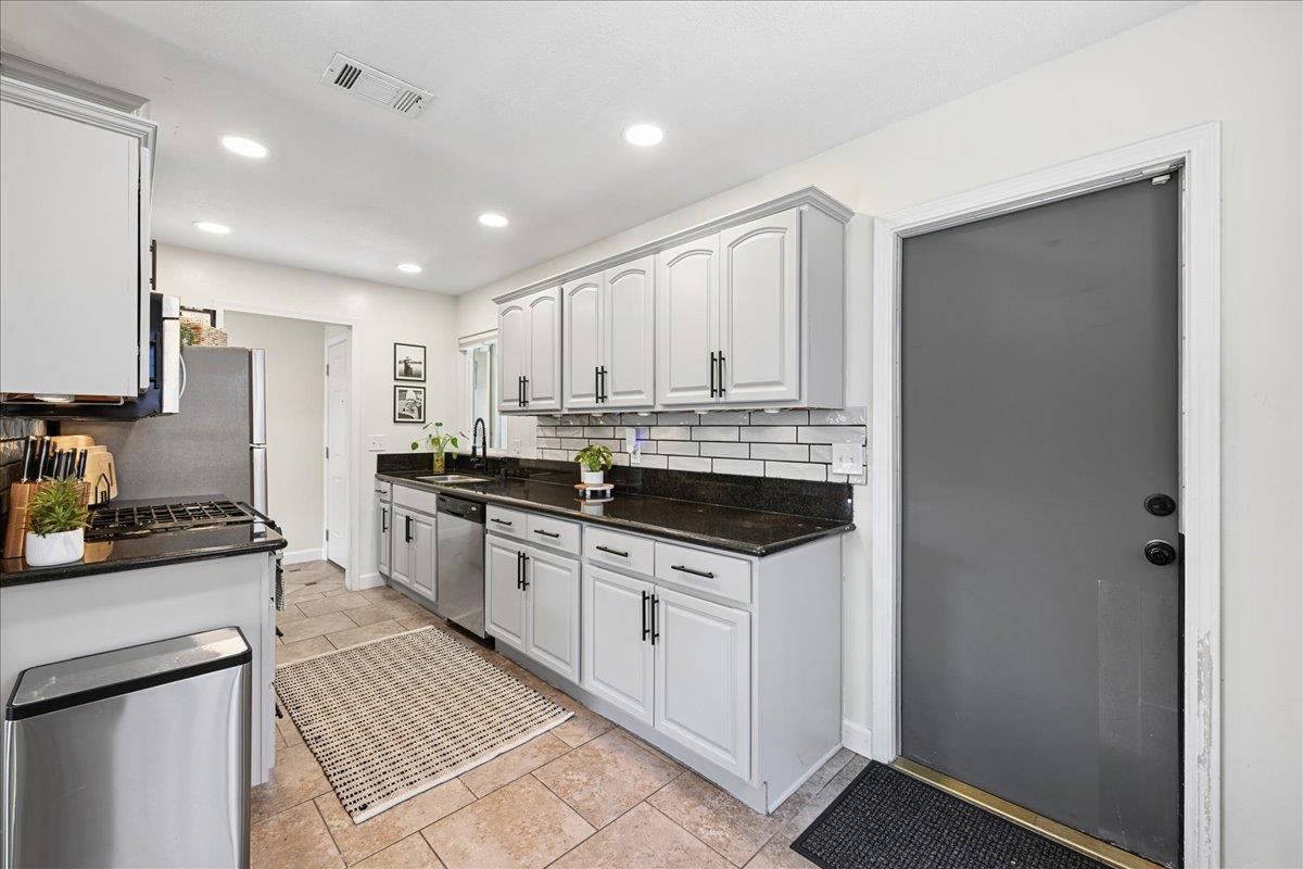7724 Spring Valley Avenue Citrus Heights, CA 95610 - Photo 5 of 37