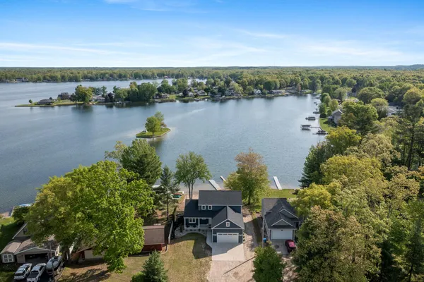 $784,900 | 8106 Shenandoah Lane, Howard City, MI 49329