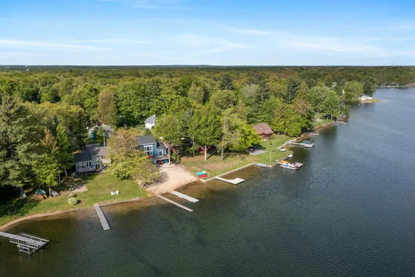 $784,900 | 8106 Shenandoah Lane, Howard City, MI 49329