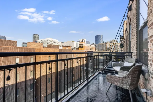 $320,000 | 1040 West Adams Street, Unit 417, Chicago, IL 60607