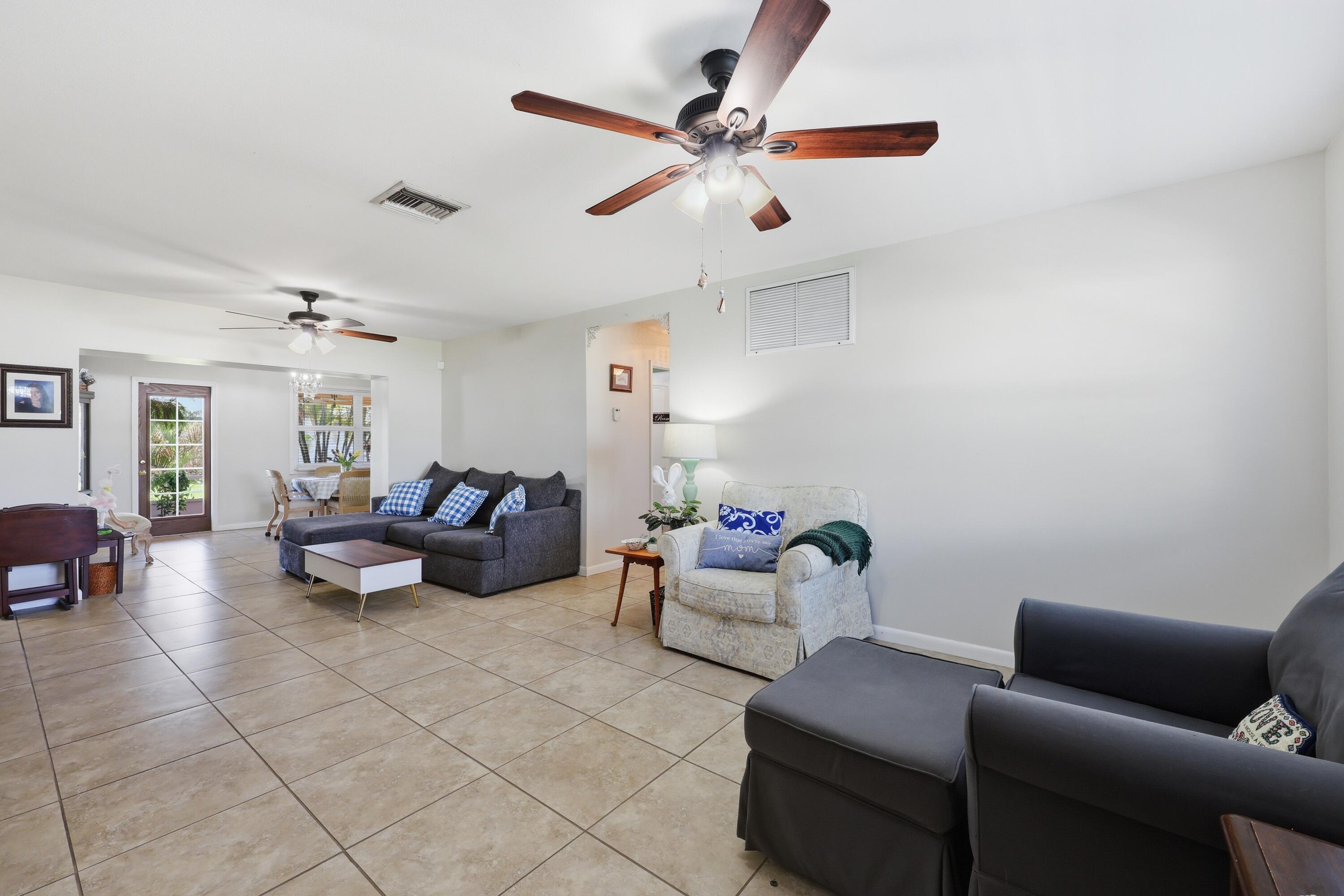 305 Circle East Jupiter, FL 33458 - Photo 5 of 36 Living Room