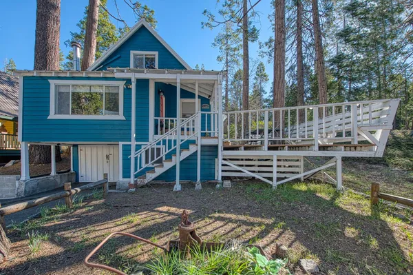 a view of a house with a yard