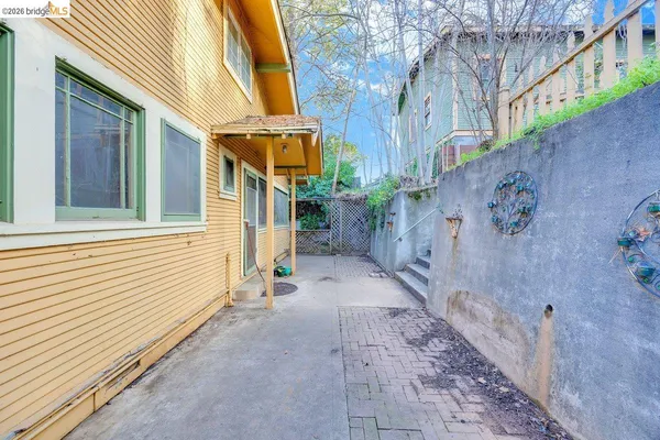 a view of a pathway with a house