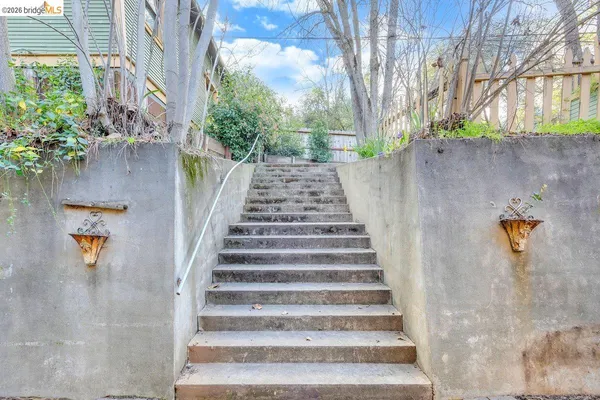 a view of a yard with a fountain