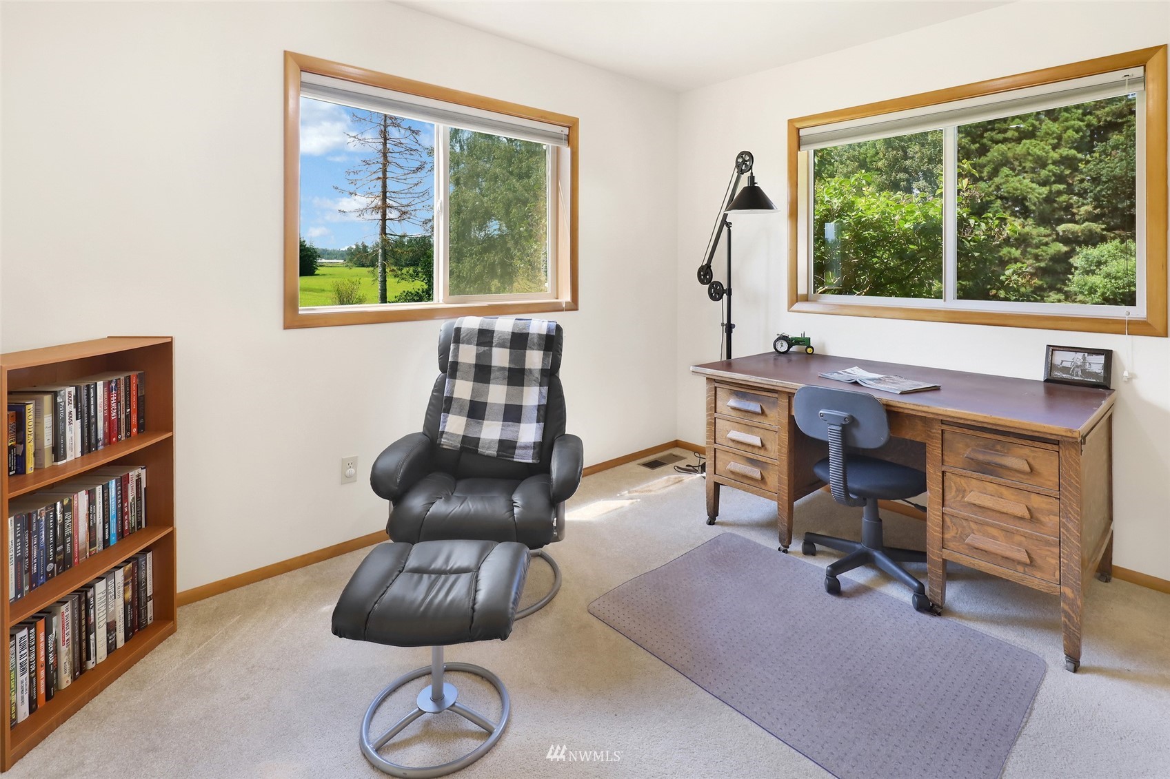 3938 Bowen Road Sumas, WA 98295 - Photo 18 of 34 a view of a livingroom with workspace and a window