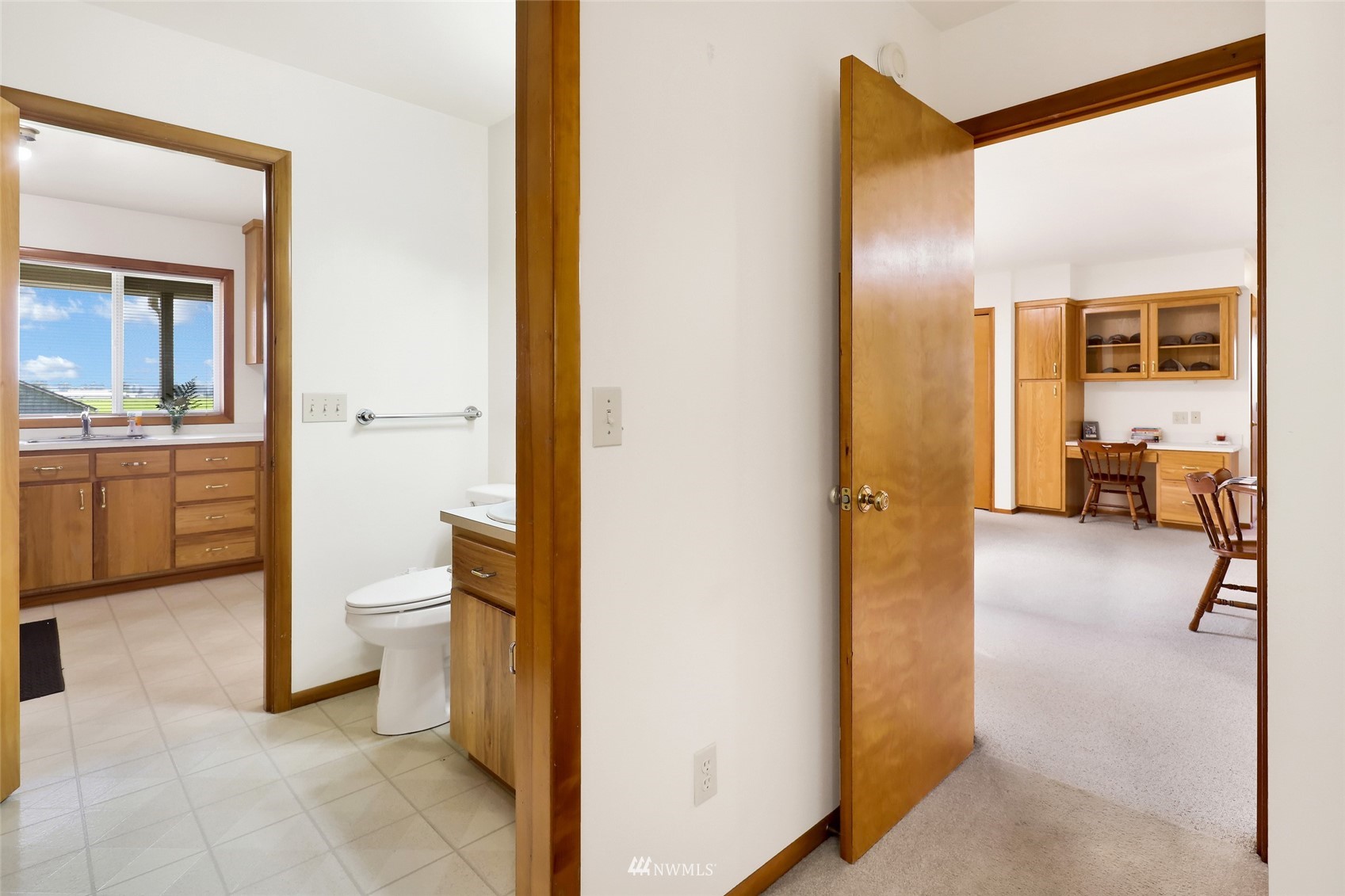 3938 Bowen Road Sumas, WA 98295 - Photo 21 of 34 a view of a bathroom with a tub and mirror