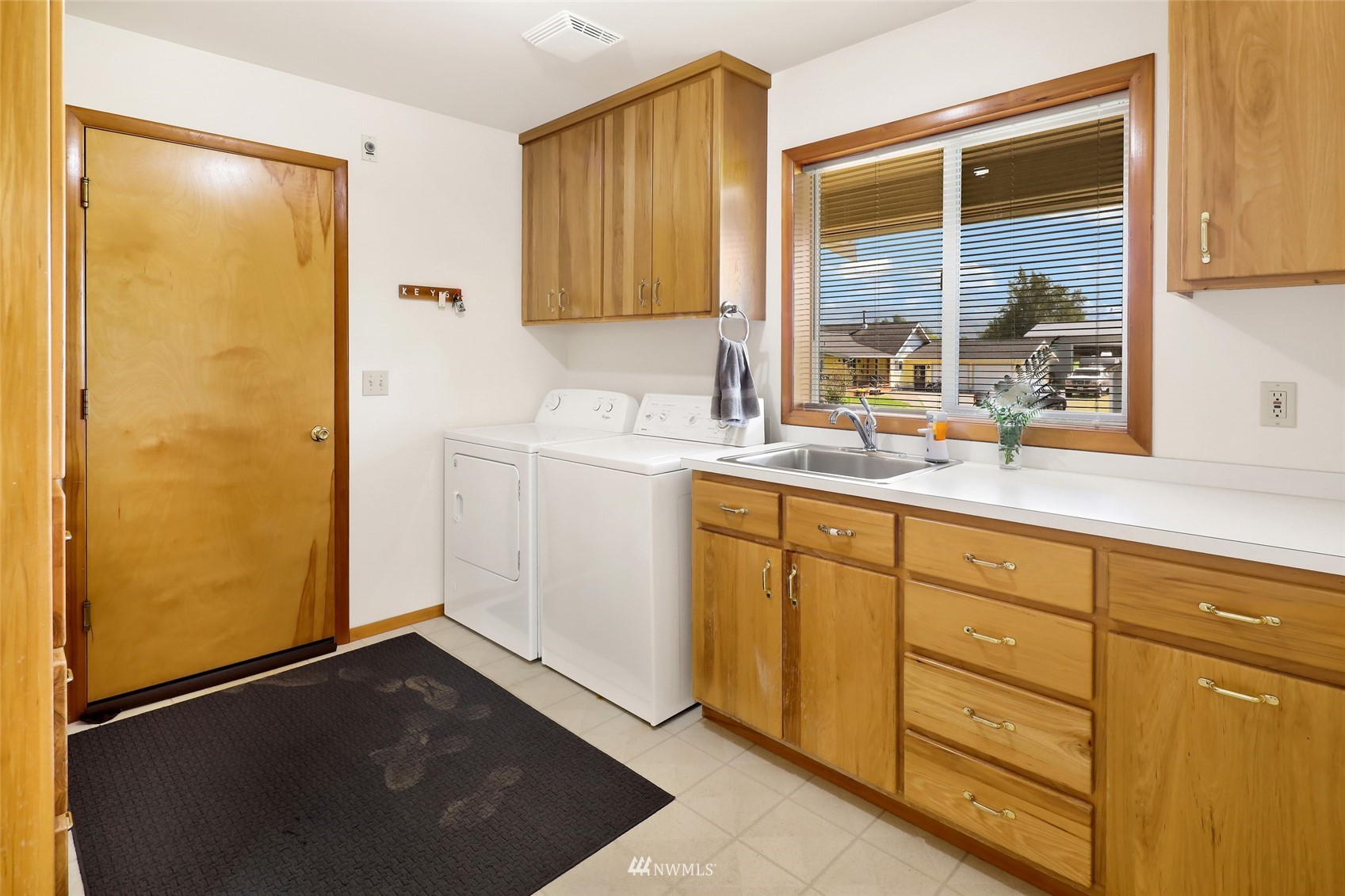 3938 Bowen Road Sumas, WA 98295 - Photo 25 of 34 a bathroom with a sink and a mirror