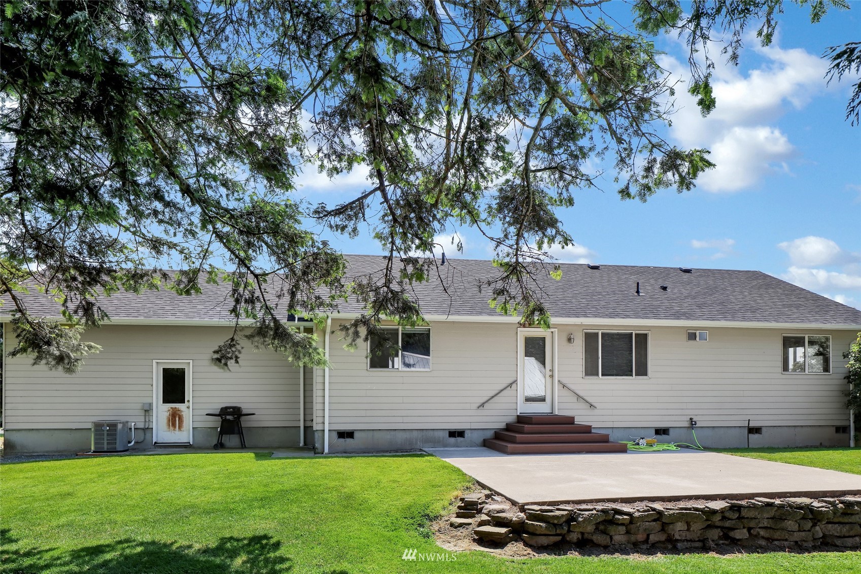 3938 Bowen Road Sumas, WA 98295 - Photo 28 of 34 a view of a yard in front of a house with large tree