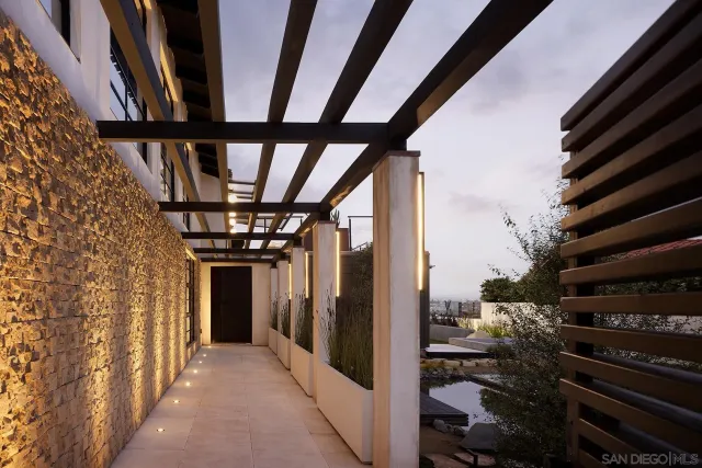 a view of entryway with a door