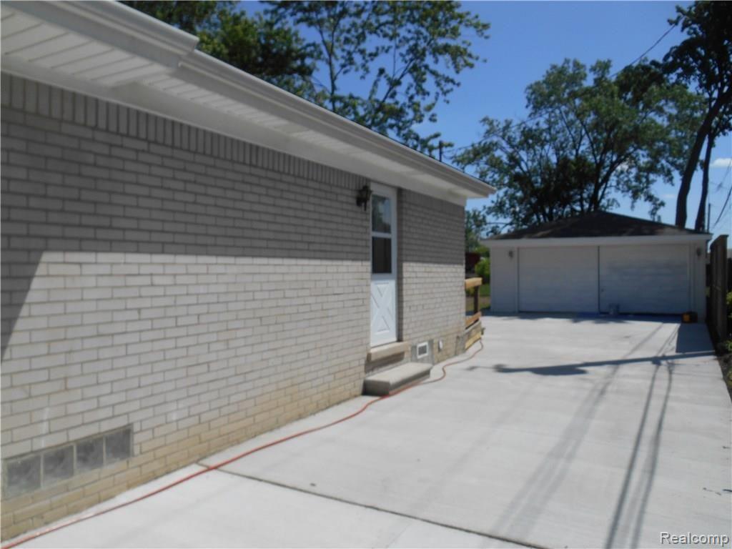 25754 Peter Kaltz Road Warren, MI 48091 - Photo 4 of 68 SIDE OF HOME WITH DRIVEWAY AND GARAGE VIEW